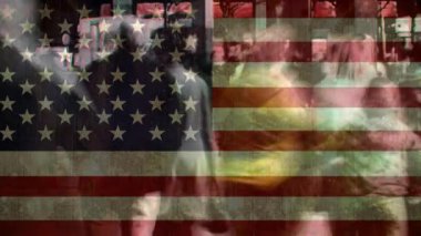 Animasyonlu Amerikan bayrağı karşı zebra üzerinde yürüyen insanlar ile işlek cadde