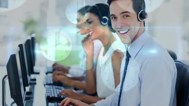 Happy Customer Service Menggunakan Headset Terhadap Latar Belakang Jam — Stok Video