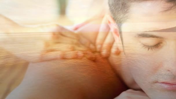 Homem Recebendo Massagem Relaxante Contra Água Fundo Animado — Vídeo de Stock