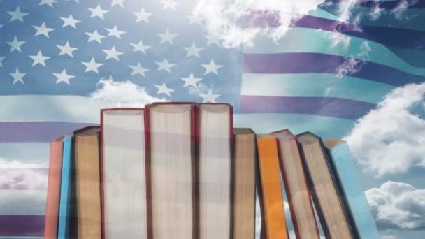 Rijtje Boeken Tegen Geanimeerde Amerikaanse Vlag Waait Zonnige Hemelachtergrond — Stockvideo