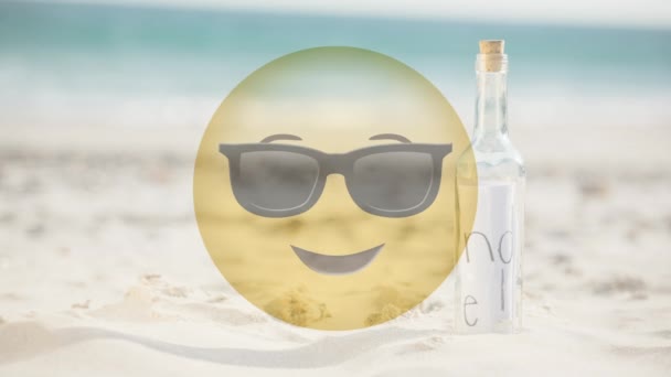 Animerade Gul Smiley Med Solglasögon Mot Sand Med Meddelande Flaska — Stockvideo