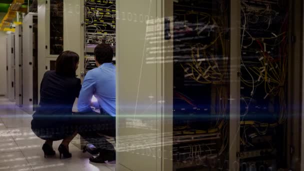 数字合成的专业人员在数据服务器机房工作的数字背景下 — 图库视频影像