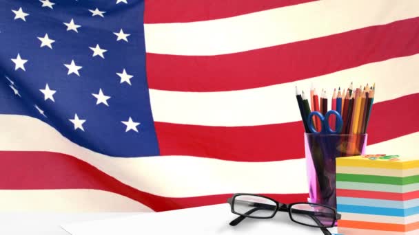 Escritorio Escuela Animada Contra Fondo Bandera Americana Animada — Vídeos de Stock