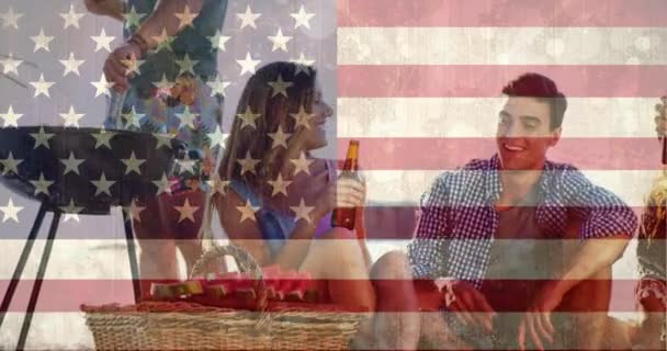 Birlikte Vakit Amerikan Bayrağı Karşı Içeceklerle Dış Barbekü Keyfi Arkadaş — Stok video