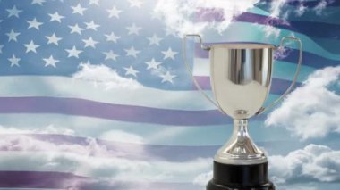 Esen rüzgar ve mavi gökyüzü arka plan animasyonlu Amerikan bayrağı karşı animasyonlu kupa