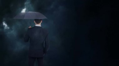 İşadamı şemsiye yıldırım flaşlar ile fırtınalı arka plan ile dijital bileşik