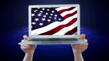 Amerikan bayrağı mavi animasyonlu arka plan karşı gösterilen laptop tutan el dijital bileşik
