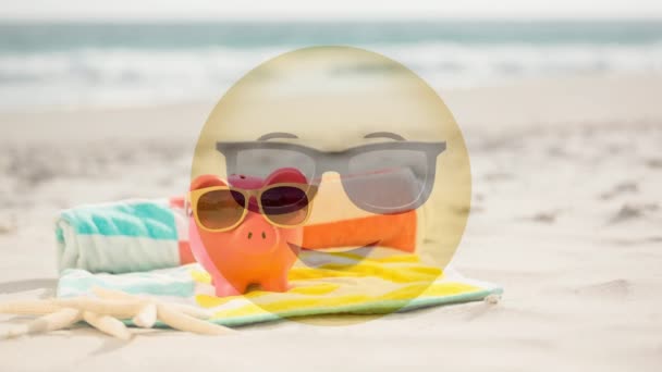 Animiertes Gelbes Emoticon Mit Sonnenbrille Vor Sandhintergrund — Stockvideo