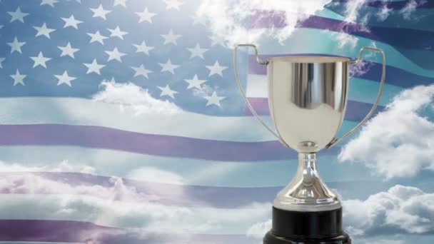 Troféu Animado Contra Bandeira Americana Animada Soprando Vento Fundo Azul — Vídeo de Stock