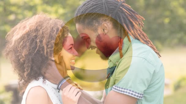 Animé Jaune Émoticône Avec Des Cœurs Contre Couple Heureux Regardant — Video