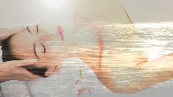Femme Obtenir Massage Spa Contre Paysage Océanique Sous Fond Soleil — Video