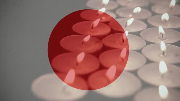 Ψηφιακός Σύνθετος Κινείται Ιαπωνική Σημαία Κατά Την Καύση Κεριά Που — Αρχείο Βίντεο