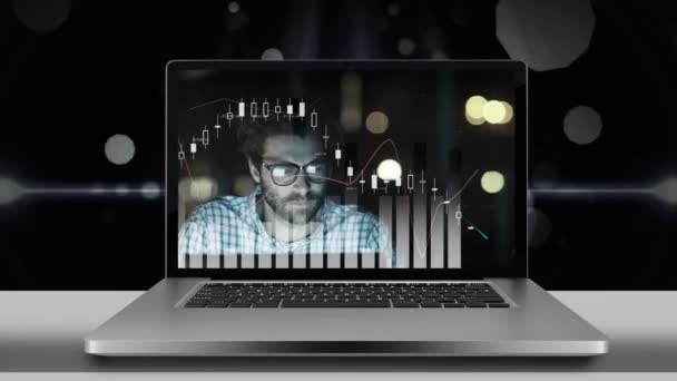 数字笔记本电脑屏幕显示绝望的商人和数字与图形 背景中移动的灯光 — 图库视频影像