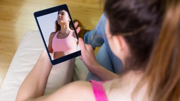 Composición Digital Mujer Sosteniendo Tableta Que Muestra Mujer Haciendo Ejercicio — Vídeos de Stock
