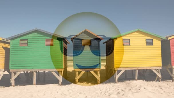 Animiertes Gelbes Emoticon Mit Sonnenbrille Vor Dem Hintergrund Von Strandhäusern — Stockvideo