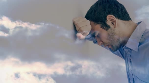 Uomo Affari Disperato Appoggiato Muro Contro Nuvola Animato Sfondo — Video Stock