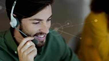 Animasyonlu arka plana karşı Kulaklık kullanan Mutlu Müşteri Hizmetleri