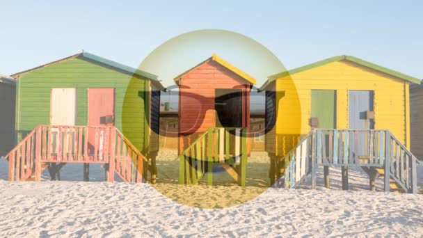 Geanimeerde Gele Emoticon Met Zonnebril Tegen Zand Strand Huizen Achtergrond — Stockvideo