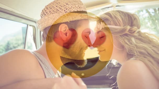 Animerade Gul Smiley Med Solglasögon Mot Sammansatt Bild Lyckliga Paret — Stockvideo