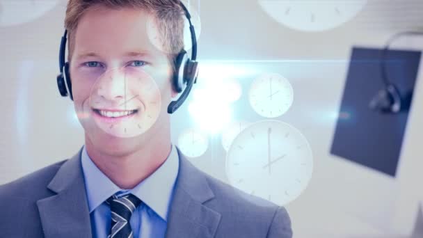 愉快的客户服务工作者使用耳机对动画时钟背景 — 图库视频影像
