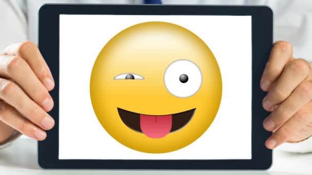 Ręce Trzymając Tablet Wyświetlono Cyfrowe Animowanych Wink Język Smiley — Wideo stockowe