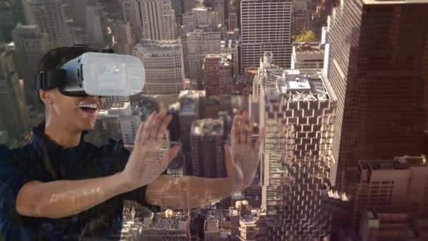 Businesswoman Pomocą Przeciwko Animowane Miasto Skyline Tle — Wideo stockowe