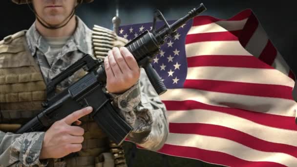Soldado Com Arma Contra Bandeira Americana Soprando Fundo Vento — Vídeo de Stock