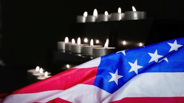 Bandera Americana Contra Alineados Quemando Velas Fondo Después Que Las — Vídeos de Stock