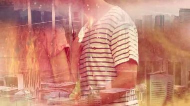 Birlikte vakit ve şehir arka plan karşı yağmurda sarılma aşık güzel genç çiftin dijital bileşik