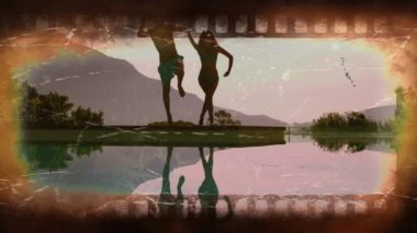 İnsanların havuza atladığını gösteren eski film kaseti