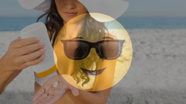 Animated Yellow Emoticon Sunglasses Woman Using Sunscreen Beach Background — Stock Video