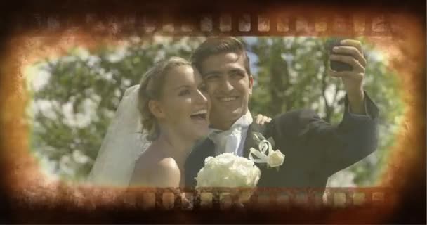 Vecchio Film Nastro Mostrando Sposa Sposo Prendere Selfie Fuori — Video Stock