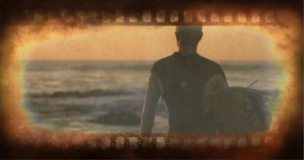 Oude Film Tape Toont Surfer Houden Surfplank Het Strand — Stockvideo