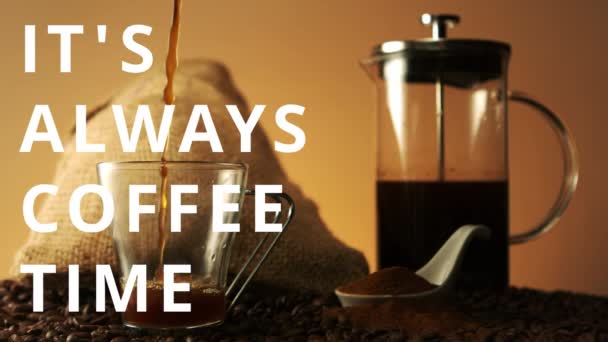 数字复合文本与它的咖啡时间反对咖啡在杯子在杯子孔在背景咖啡咖啡豆和麻袋 — 图库视频影像
