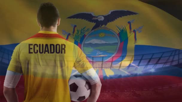 Fußballspieler Hält Fußballball Vor Digitalem Animierten Ecuadorianischen Flaggenhintergrund — Stockvideo