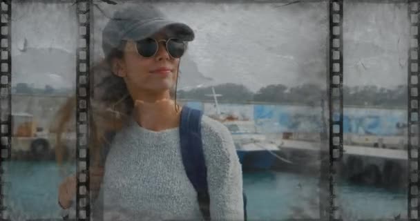 Старий Фільм Показує Жінку Сонцезахисних Окулярах Рюкзаках Пляжі — стокове відео