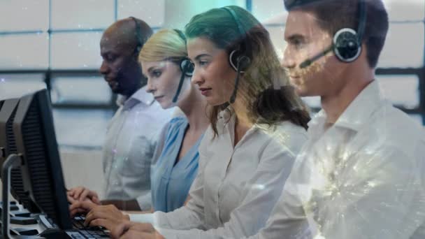 Tevreden Klanten Service Met Headset Tegen Geanimeerde Achtergrond — Stockvideo