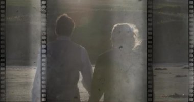 Eski film kaset gösteren gelin damat 4 k sahilde yürüyüş ile gün düğün gülümseyerek üzerinde