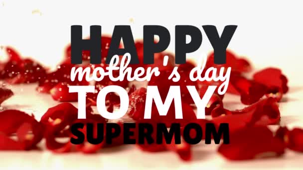 幸せな母の日に赤いバラの花びらに落ち雨滴に対してスーパー テキストのデジタル合成 — ストック動画