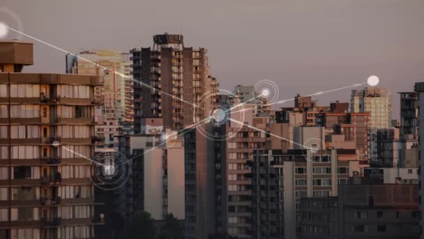 Byens Skyline Ved Solnedgang Forbindelser Med Cirkler Prikker Abstrakt Netværk – Stock-video