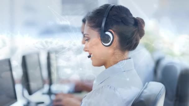Happy Customer Service Pomocą Zestawu Słuchawkowego Przed Animowanym Tłem — Wideo stockowe