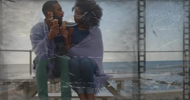 Genç Çiftin Plajda Randevusu Olduğunu Battaniye Altında Dondurma Yediğini Gösteren — Stok video