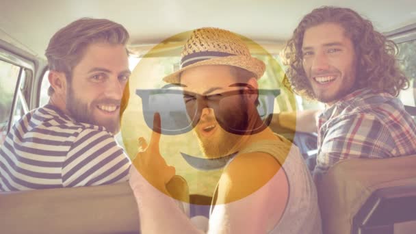 动画黄色的笑脸表情符号与太阳镜对复合图像的朋友在度假在一辆面包车看起来超过肩部背景 — 图库视频影像