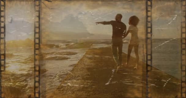 Stara Taśma Filmowa Pokazująca Szczęśliwą Parę Plaży Falami Wiatrem — Wideo stockowe