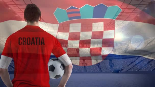 Ποδοσφαιριστής Κρατά Μπάλα Σημαία Της Κροατίας Που Κυματίζει Στον Αέρα — Αρχείο Βίντεο