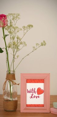 Hediyeler ile masa üzerinde çerçeve içinde şirin Sevgililer günü mesajı 