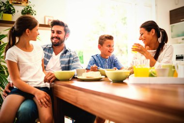 Mutlu aile Kahvaltı yaparken etkileşim