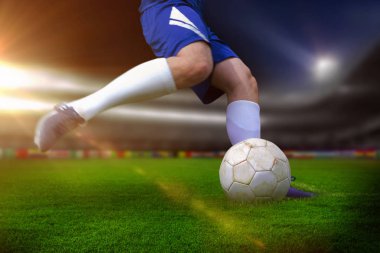 Futbol stadyumu karşı topu tekmeleme futbolcu