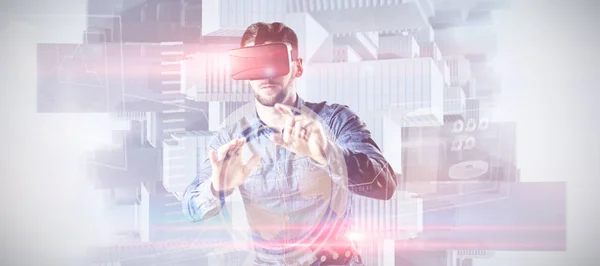 Mann Benutzt Virtual Reality Headset Gegen Zusammengesetztes Bild Der Technologie — Stockfoto