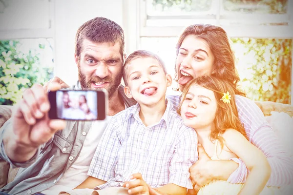 Szczęśliwa Rodzina Przy Selfie Telefon Komórkowy Salonie — Zdjęcie stockowe
